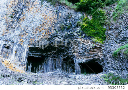 A beautiful crack in the rock of Genbudo Cave, a national natural monument A beautiful crack in the rock of Genbudo Cave, a national natural monument 93308332