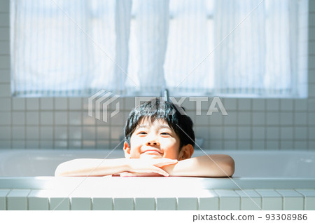 洗澡的男孩 洗澡的男孩 93308986