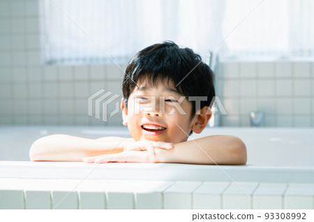 洗澡的男孩 93308992