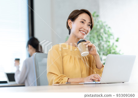 在辦公室用電腦工作的中年婦女 在辦公室用電腦工作的中年婦女 93309160