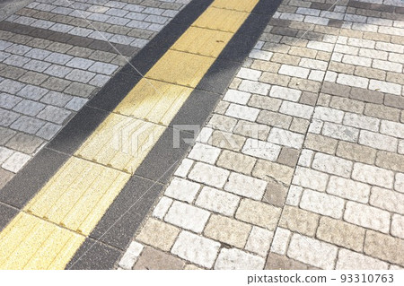 夏日炎炎烈日下，城市、盲文塊和人行道 93310763