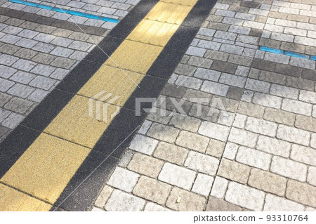 夏日炎炎烈日下,城市、盲文塊和人行道 夏日炎炎烈日下,城市、盲文塊和人行道 93310764