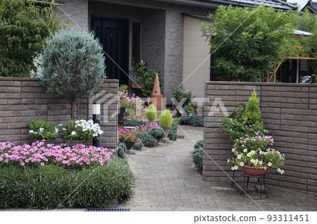 Appearance of the building with a gate entrance entrance approach 93311451