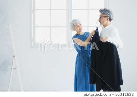 選擇衣服的灰髮夫婦 93311628