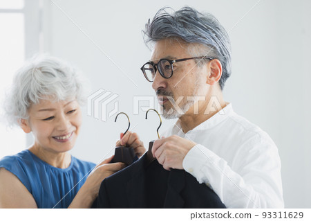選擇衣服的灰髮夫婦 93311629
