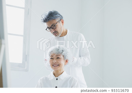 頭髮花白的男人和女人做頭髮 頭髮花白的男人和女人做頭髮 93311670