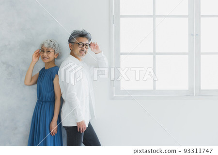 白髮眼鏡夫婦 93311747