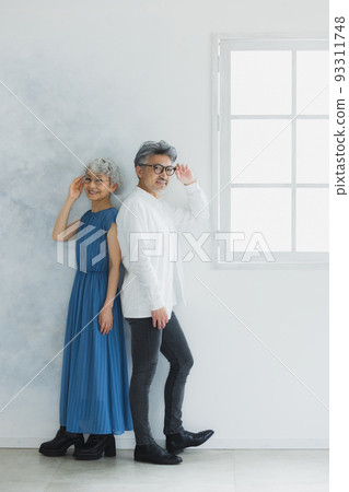 白髮眼鏡夫婦 93311748