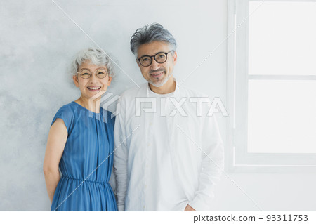 白髮眼鏡夫婦 93311753