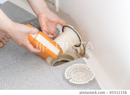 [Middle housewife cleaning the drain of the bathroom] 93312156