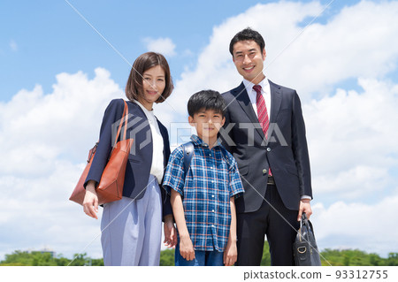 一家三口在藍天下看著相機 93312755