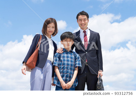 一家三口在藍天下看著相機 93312756