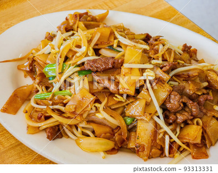 Close up shot of fried beef rice noodle 93313331
