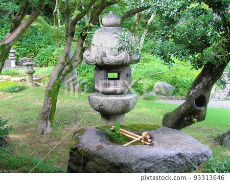 Former Yasukawa Residence Tsukubai and Lanterns 93313646
