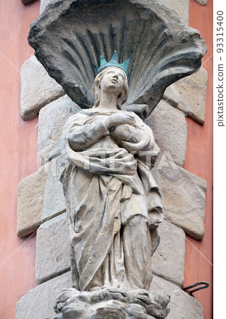 Virgin Mary statue on the house facade in Bologna, Italy Virgin Mary statue on the house facade in Bologna, Italy 93315400