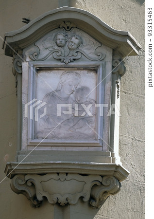 Virgin Mary with baby Jesus, relief on the house facade in Florence, Italy Virgin Mary with baby Jesus, relief on the house facade in Florence, Italy 93315463