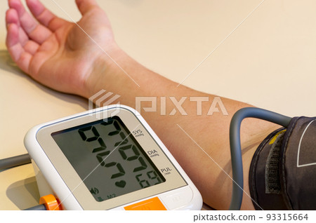Blood pressure measurement close-up.The pressure is too low. Blood pressure measurement close-up.The pressure is too low. 93315664