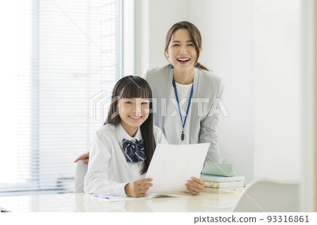 對補習班考試成績感到滿意的女學生 高中生 初中生 93316861