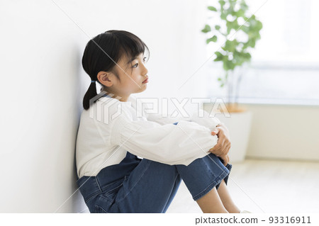 elementary school girl 93316911