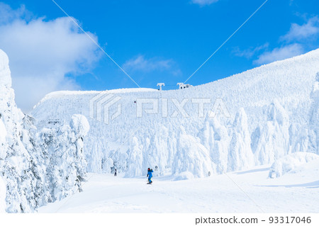 山形的銀色世界藏王的白雪覆蓋的樹木和滑雪場 93317046