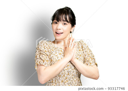 手牽手微笑的女人 手牽手微笑的女人 93317746