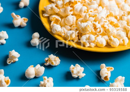 [Snack] Popcorn sweets on a yellow plate 93319388