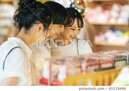 Woman buying souvenirs while traveling Woman buying souvenirs while traveling 93319466
