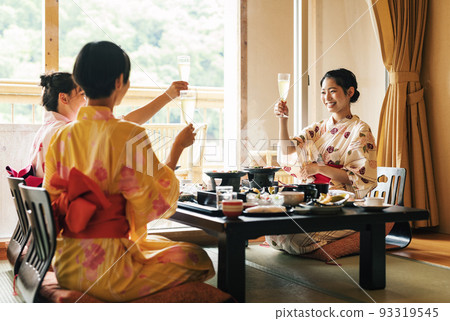 旅行時在旅館吃米飯的女人 93319545