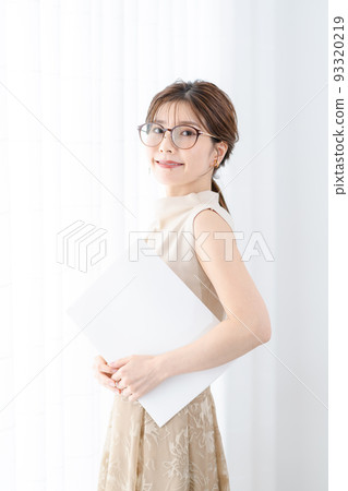 年輕女子,眼鏡,無袖,長發 年輕女子,眼鏡,無袖,長發 93320219