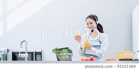 Housewife delivering food online in the kitchen Housewife delivering food online in the kitchen 93321369