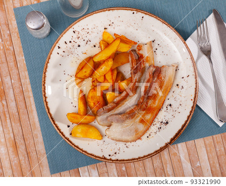 Fried potatoes and roasted streaky pork belly strips 93321990