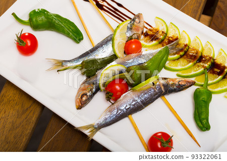 Roasted pilchards with vegetables 93322061