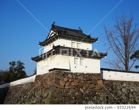 藍天下的城堡 93322694