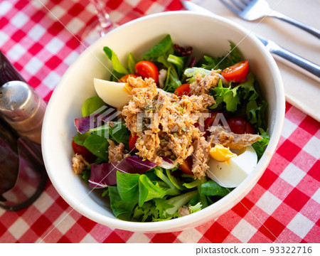 Salad with eggs, tuna and cherry tomatoes Salad with eggs, tuna and cherry tomatoes 93322716