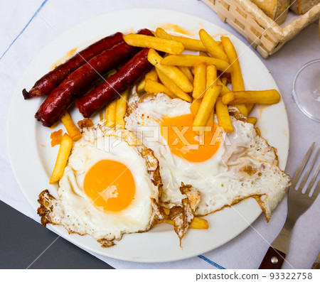 Huevos con chistorra 93322758