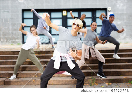 Teen boy dancing modern street dance with teenagers Teen boy dancing modern street dance with teenagers 93322798