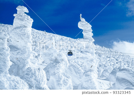 Snow covered trees and gondolas in the silver world of Zao, Yamagata 93323345