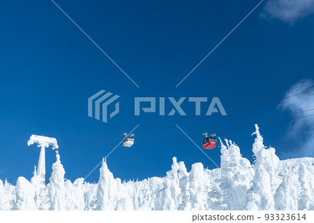 Snow covered trees and gondolas in the silver world of Zao, Yamagata Snow covered trees and gondolas in the silver world of Zao, Yamagata 93323614