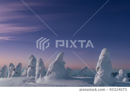 夕陽下山形藏王銀世界的白雪覆蓋的樹木 夕陽下山形藏王銀世界的白雪覆蓋的樹木 93324073