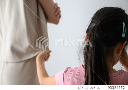 父母和孩子的悲傷形象 93324652