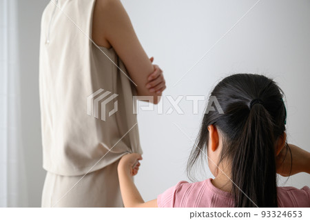 父母和孩子的悲傷形象 93324653