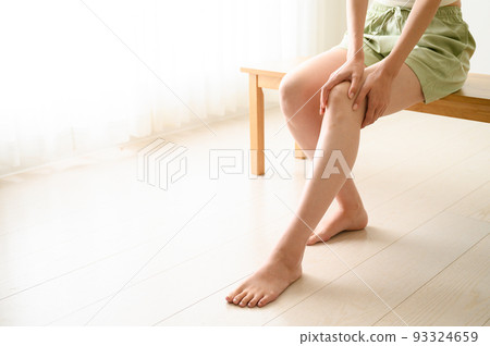 Touching feet For esthetics and hair removal self-care A slightly bird's-eye view Touching feet For esthetics and hair removal self-care A slightly bird's-eye view 93324659