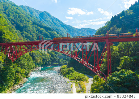 富山縣宇奈月溫泉 黑部峽谷鐵道新山彥大橋 橫跨黑部川 富山縣宇奈月溫泉 黑部峽谷鐵道新山彥大橋 橫跨黑部川 93324845