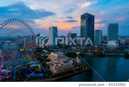 Amusement parks, tower apartments and office buildings in the big city Yokohama bay area at dawn｜Yokohama City, Kanagawa Prefecture 93324892