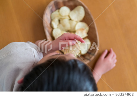 土豆片 吃 品嚐 93324908