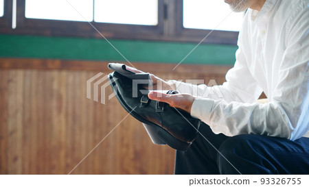 擦皮鞋的男人 93326755