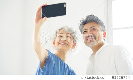 年長的夫婦，與智能手機拍照 93326764