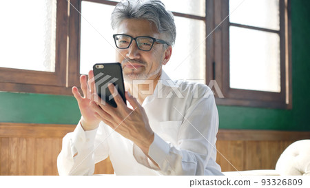 Senior man using smartphone 93326809