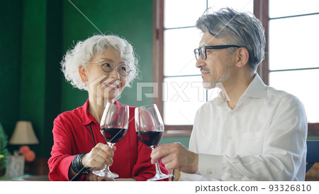 senior couple drinking wine 93326810