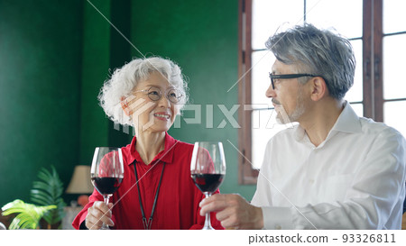 senior couple drinking wine 93326811